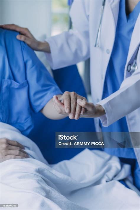 Medico che consola una paziente