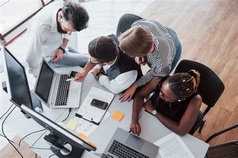 Persone che collaborano in un ufficio