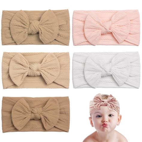Bambina con diverse fasce per capelli all'uncinetto