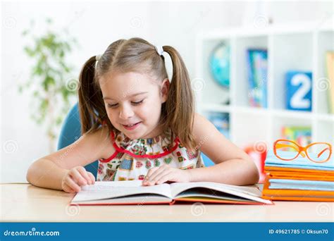 Bambino che impara a leggere con l'aiuto di un insegnante