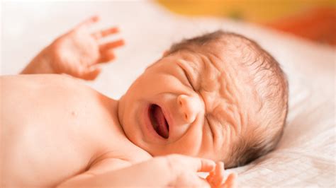 Neonato con coliche gassose che piange e si contorce
