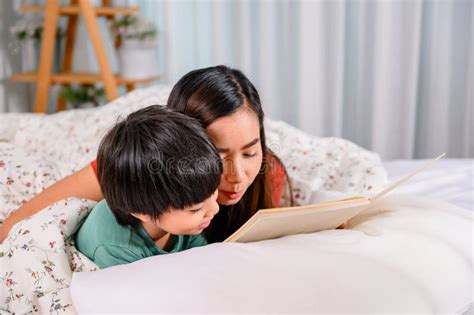 Bambino e genitore leggono una storia sul letto