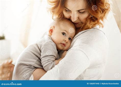 Madre abbraccia e culla il suo bambino