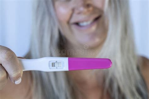 Immagine di una donna incinta che utilizza un test