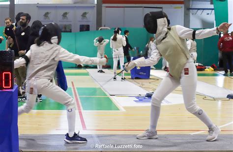 Bambini in tenuta da scherma durante una lezione