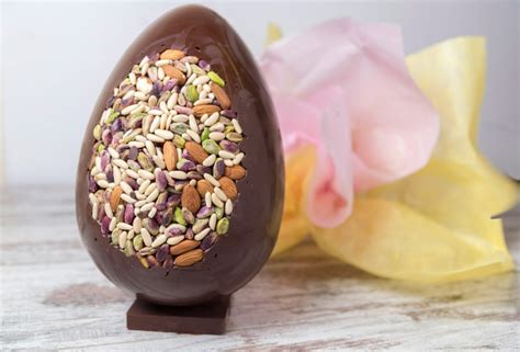 uovo di pasqua al cioccolato con fiocco colorato
