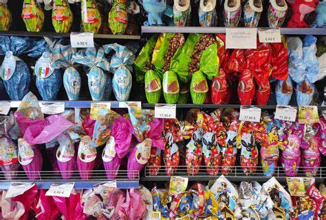 esposizione di uova di pasqua a tema sportivo