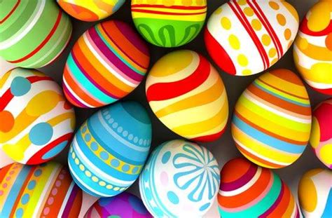 bambini che decorano uova di pasqua colorate
