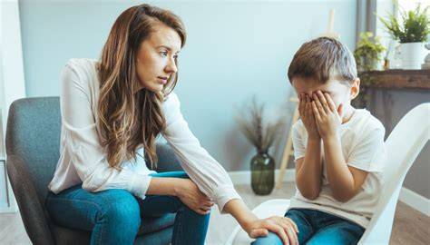 Mamma che cerca di calmare un bambino irritato e piangente