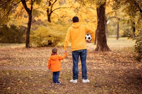 metafora del padre che osserva il figlio giocare a calcio, con il padre come simbolo dell'empatia e il figlio della socialità