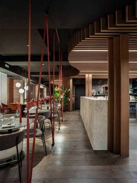 Esempio di seggiolone in legno dal design moderno in un ristorante