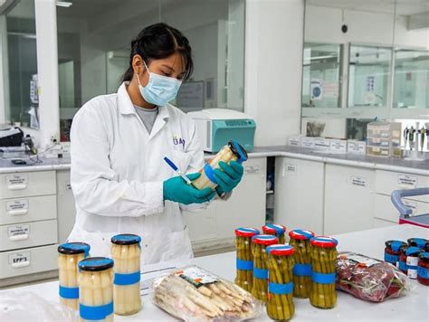 Team di controllo qualità in un laboratorio alimentare
