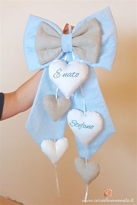 Esempi di cuori ricamati con nome e data di nascita per maschietto