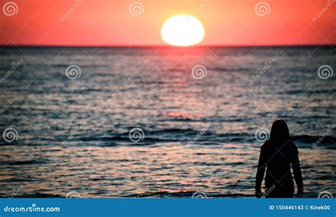 una giovane donna sulla spiaggia