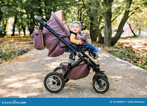Bambino felice in passeggino pulito