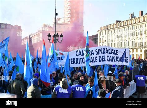 Manifestazione sindacale con lavoratori e delegati