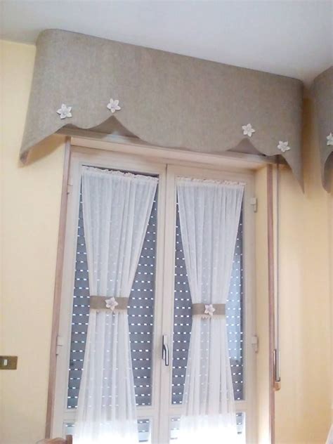 Diversi modelli di tende per culla in una brochure