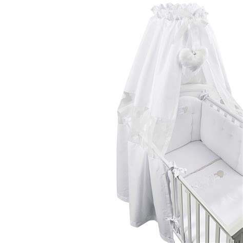 Dettaglio di un velo per lettino con pon pon