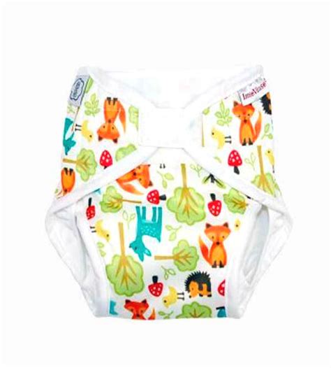 Bambino che indossa un pannolino lavabile di tipo All-in-One