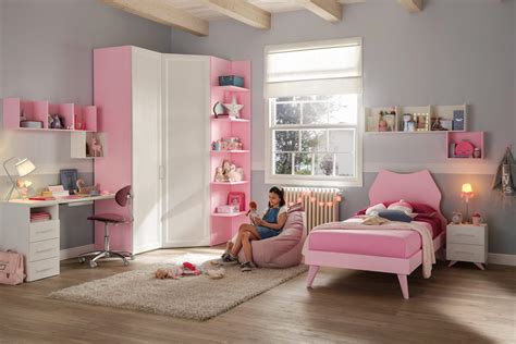 Cameretta bambina illuminata con lampada da terra