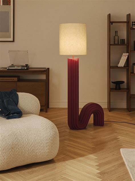 Cameretta per adolescente con lampada da terra di design