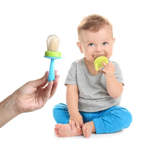 Bambino con retina per svezzamento