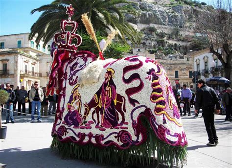 corteo di cavalli bardati e calessini nelle piazze di Noha
