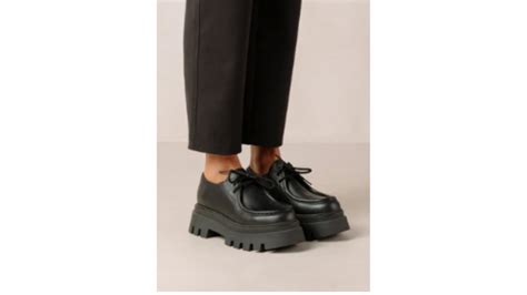 Donna con leggings e scarpe stringate
