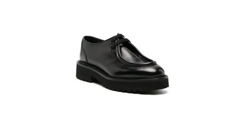 Varietà di scarpe stringate da donna