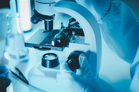 Laboratorio di analisi con microscopio