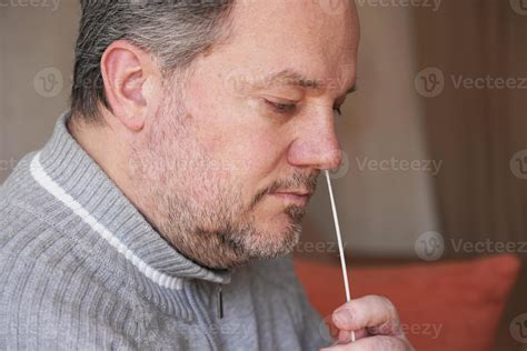 Uomo che raccoglie campione di sperma