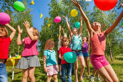 Bambini che giocano felici indossando intimo confortevole