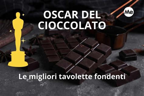 Una tavoletta di cioccolato fondente di alta qualità adagiata su un tavolo, circondata da fave di cacao grezze e bacche di cacao, a simboleggiare la purezza dell'ingrediente principale.