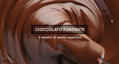 Un'illustrazione che mostra una porzione giornaliera ideale di 30 grammi di cioccolato fondente accanto a un frutto fresco, rappresentando uno spuntino equilibrato e sano per una donna in dolce attesa.