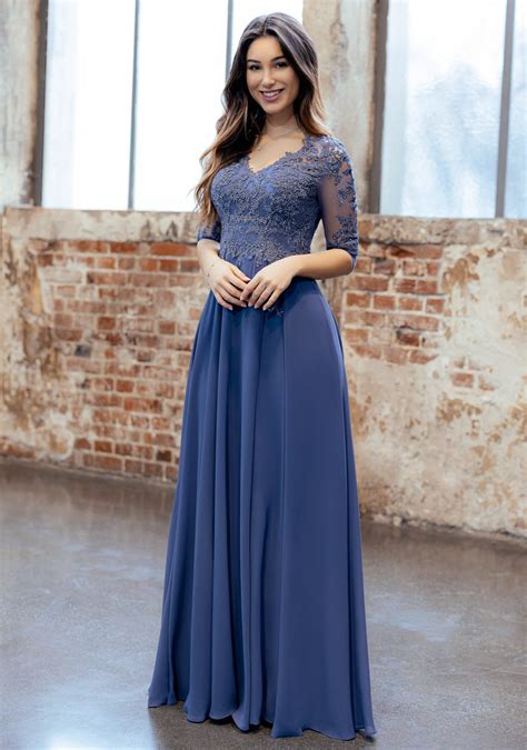 Bambina che indossa un vestito elegante da cerimonia in toni chiari