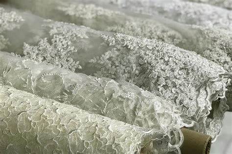 Dettaglio di tessuti di alta qualità, pizzi e cotoni utilizzati negli abiti da cerimonia Mayoral