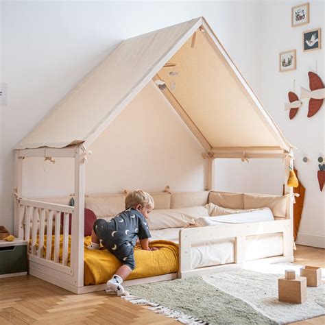 Bambino che gioca in un lettino Montessori