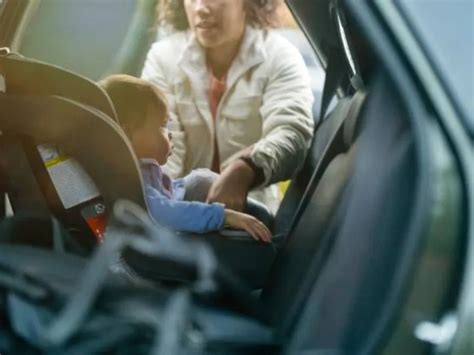 Bambino in seggiolino auto rivolto all'indietro