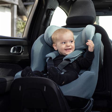 Bambino seduto in un moderno seggiolino auto