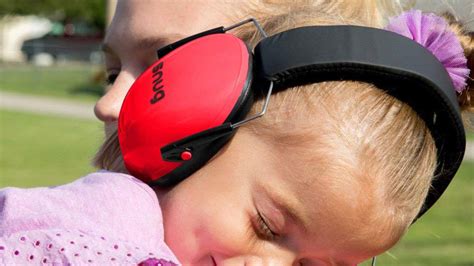 Confronto visivo tra cuffie antirumore e tappi per bambini