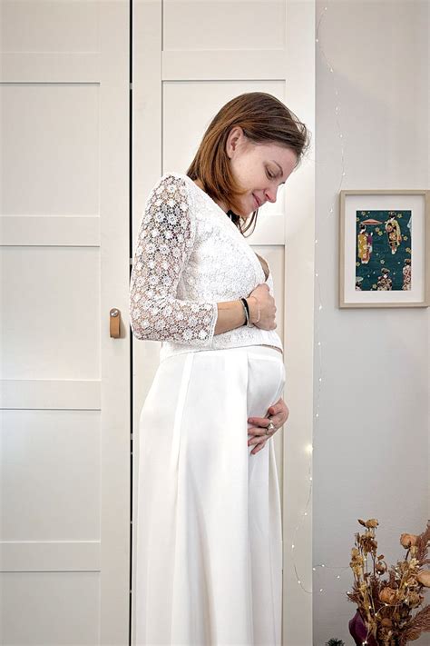 Donna incinta che sceglie abiti in una boutique elegante