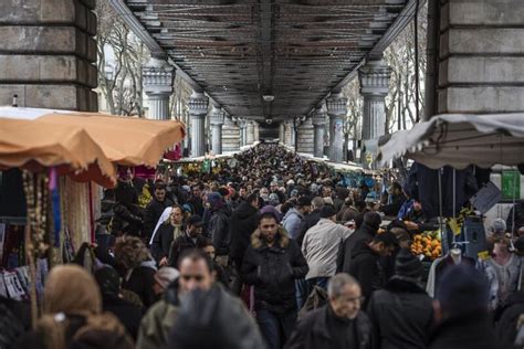 Donne francesi in un mercato affollato di Parigi sotto l'occupazione tedesca