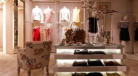 Scaffale di boutique di lusso per l'infanzia con capi in esposizione