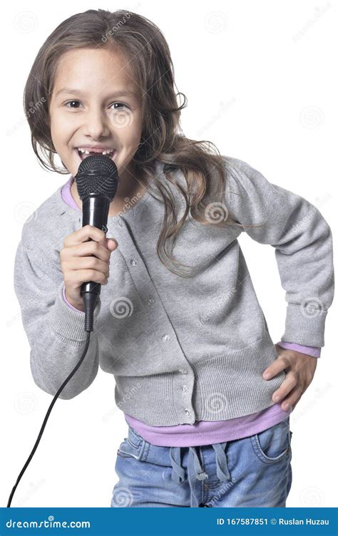 Ritratto di una bambina che canta