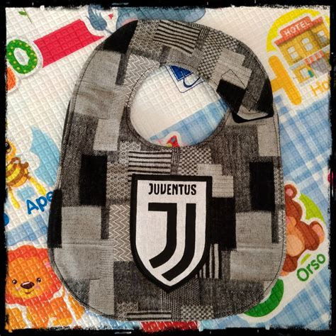 Varianti di bavaglini Juventus con loghi e fantasie
