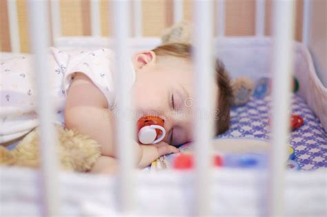 bambino che dorme con il ciuccio