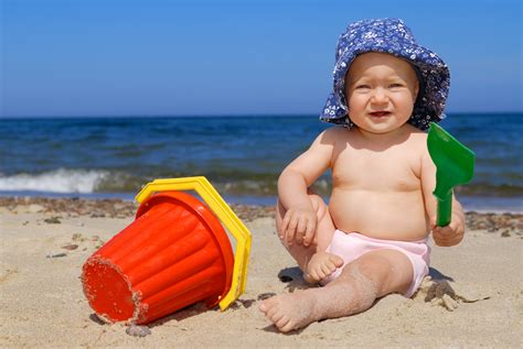 Bambino al mare con pannolino specifico per l'acqua