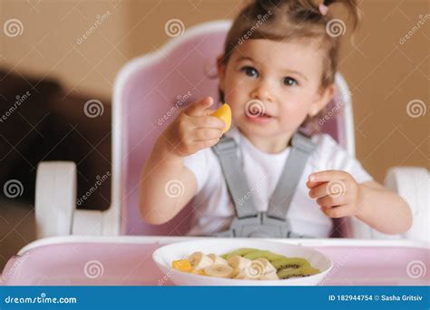 bambino che assaggia la frutta per la prima volta