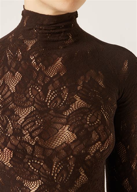 Dettaglio ravvicinato della trama in pizzo floreale di una tuta Calzedonia, evidenziando la raffinatezza del design