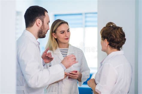 Team medico che discute di un caso